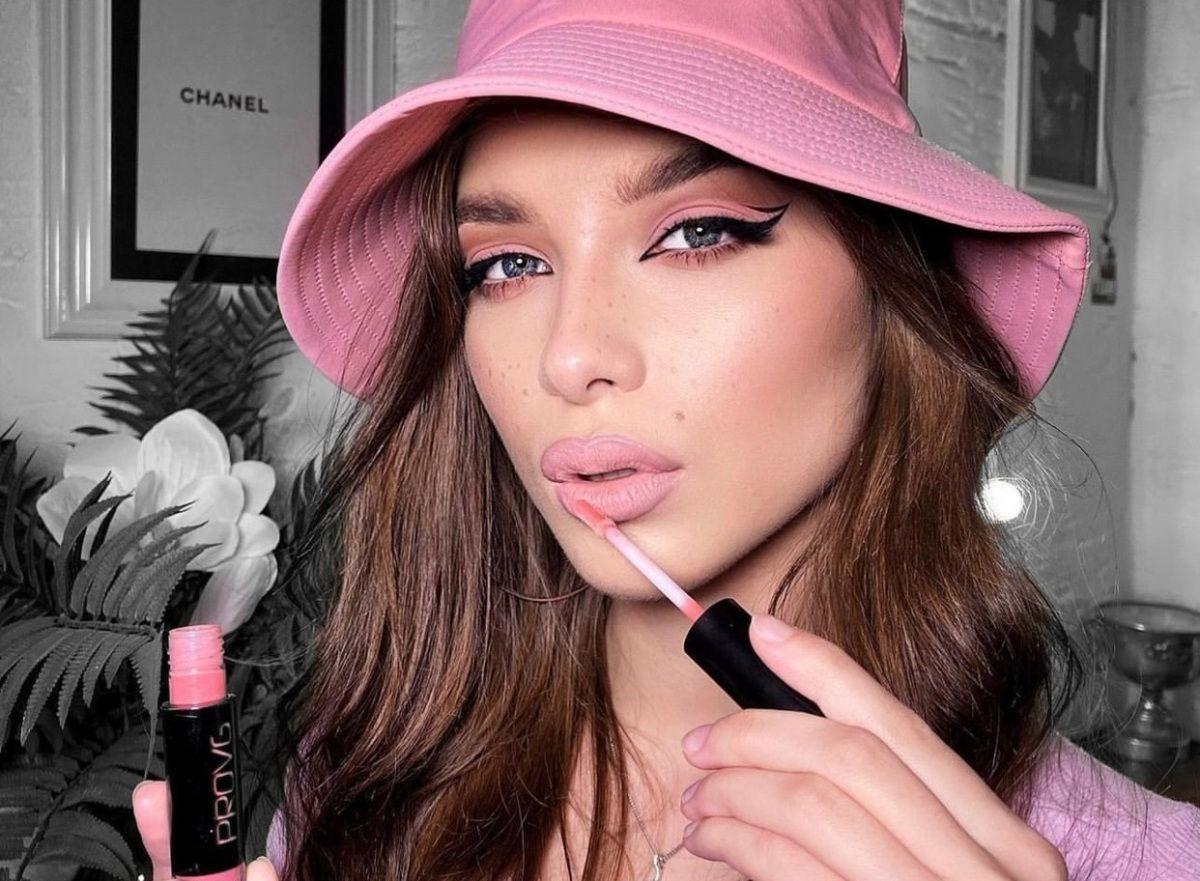 Женщина с натуральным макияжем губ в трендовых оттенках весны 2026 - мягкий контур, блеск и естественный эффект