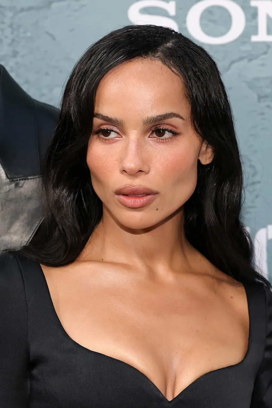 Женщина с натуральным макияжем губ в трендовых оттенках весны 2026 - мягкий контур, блеск и естественный эффект