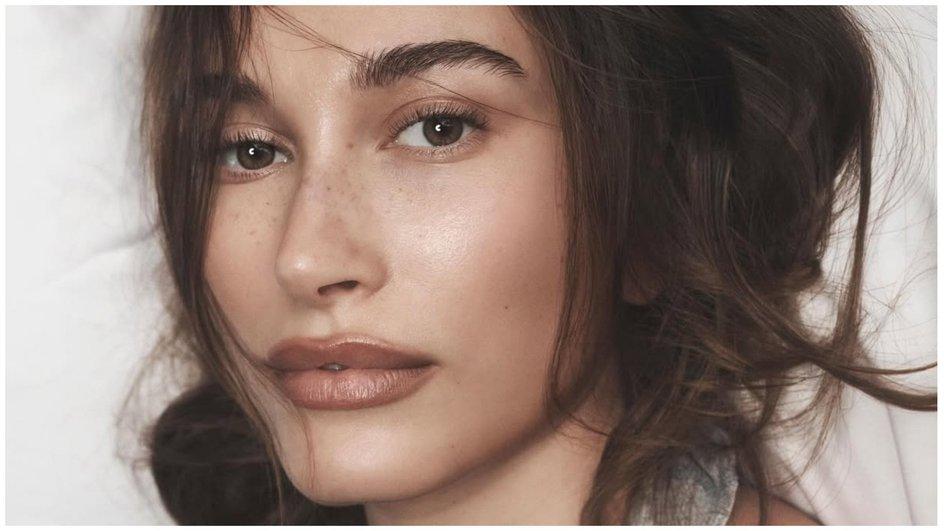 Женщина с натуральным макияжем губ в трендовых оттенках весны 2026 - мягкий контур, блеск и естественный эффект