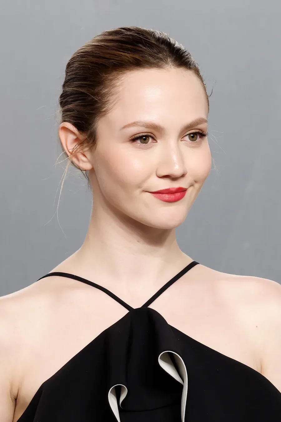 Женщина с натуральным макияжем губ в трендовых оттенках весны 2026 - мягкий контур, блеск и естественный эффект