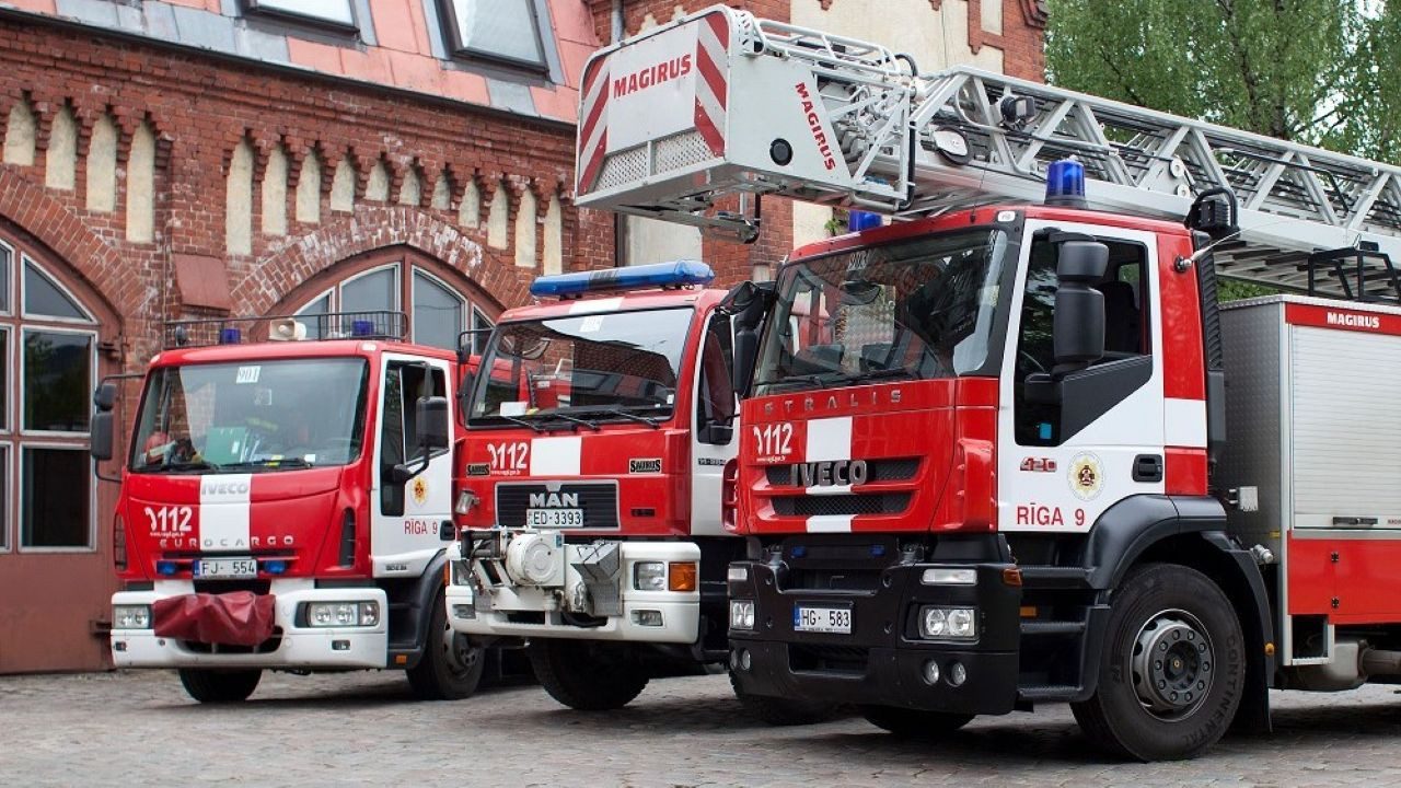 В Риге масштабные силы спасателей тушат пожар в жилом доме на ул. Хоспиталю