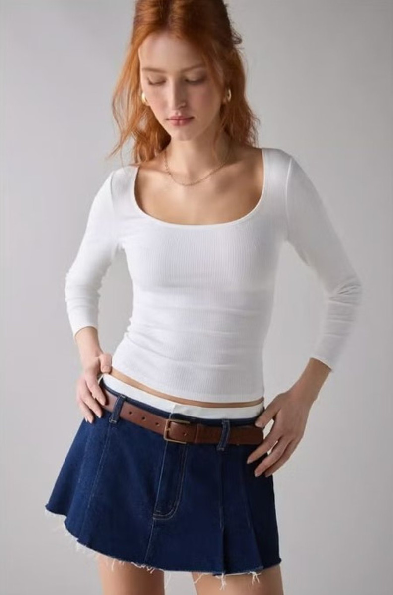 Женщина в минималистичном образе в блузе с рукавом три четверти, весенний стиль в духе 90-х с элегантным силуэтом