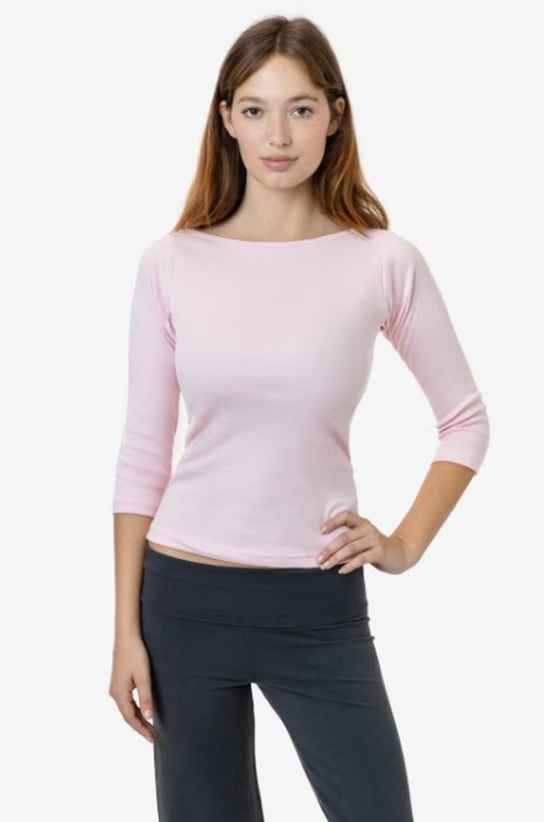 Женщина в минималистичном образе в блузе с рукавом три четверти, весенний стиль в духе 90-х с элегантным силуэтом