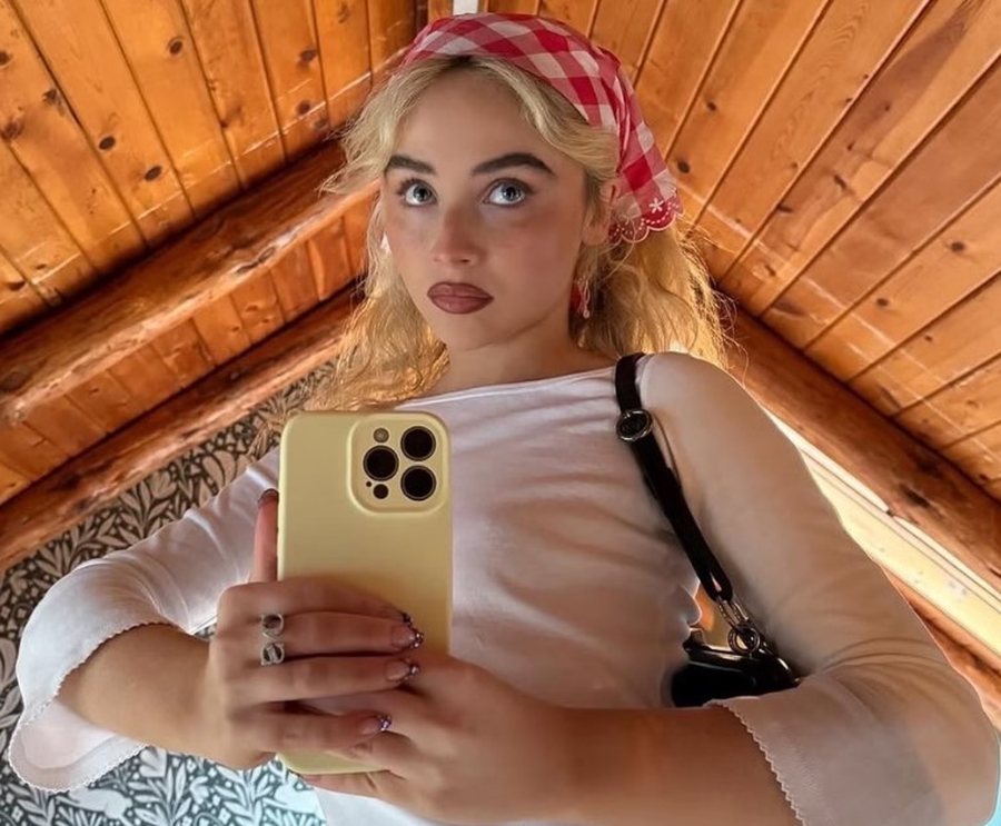 Женщина в минималистичном образе в блузе с рукавом три четверти, весенний стиль в духе 90-х с элегантным силуэтом