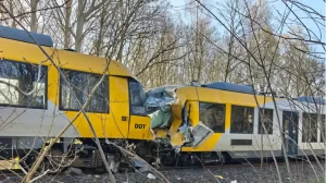 Повреждённые поезда после лобового столкновения на железной дороге и работа спасательных служб