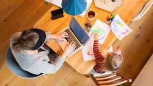 Человек работает за ноутбуком дома в современном интерьере — символ удалённой работы и формата home office в Европе