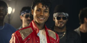 Актёр Джафар Джексон в образе Майкла Джексона на сцене в биографическом фильме «Michael», кадр с концерта в стиле 1980-х