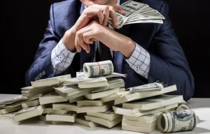 К 100-летию Елизаветы II выпустили плюшевого мишку в образе королевы