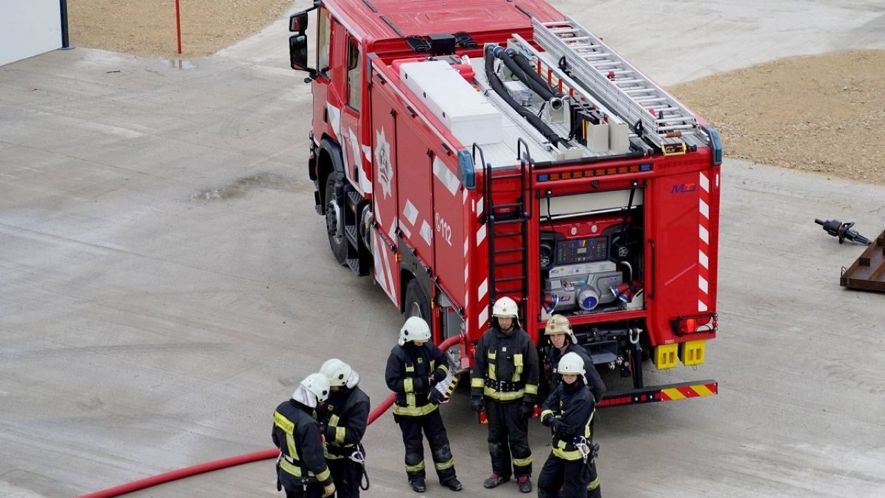 Пожар в 5-этажном жилом доме на улице Хоспиталю в Риге ликвидирован
