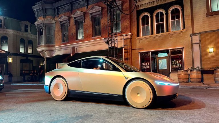 Без руля и педалей: Маск заявил о запуске производства роботакси Cybercab