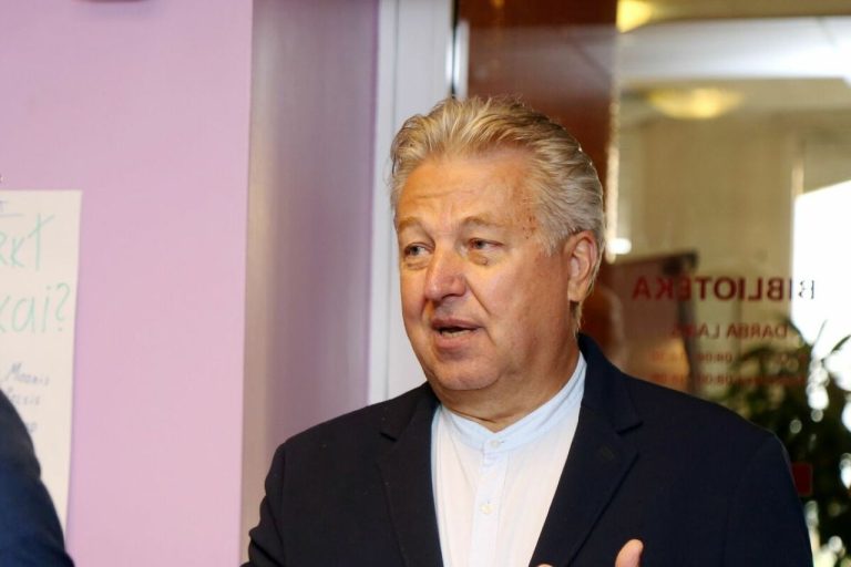 Настоящий директор: глава рижской гимназии задержал агрессивного хулигана, защищая своих учеников