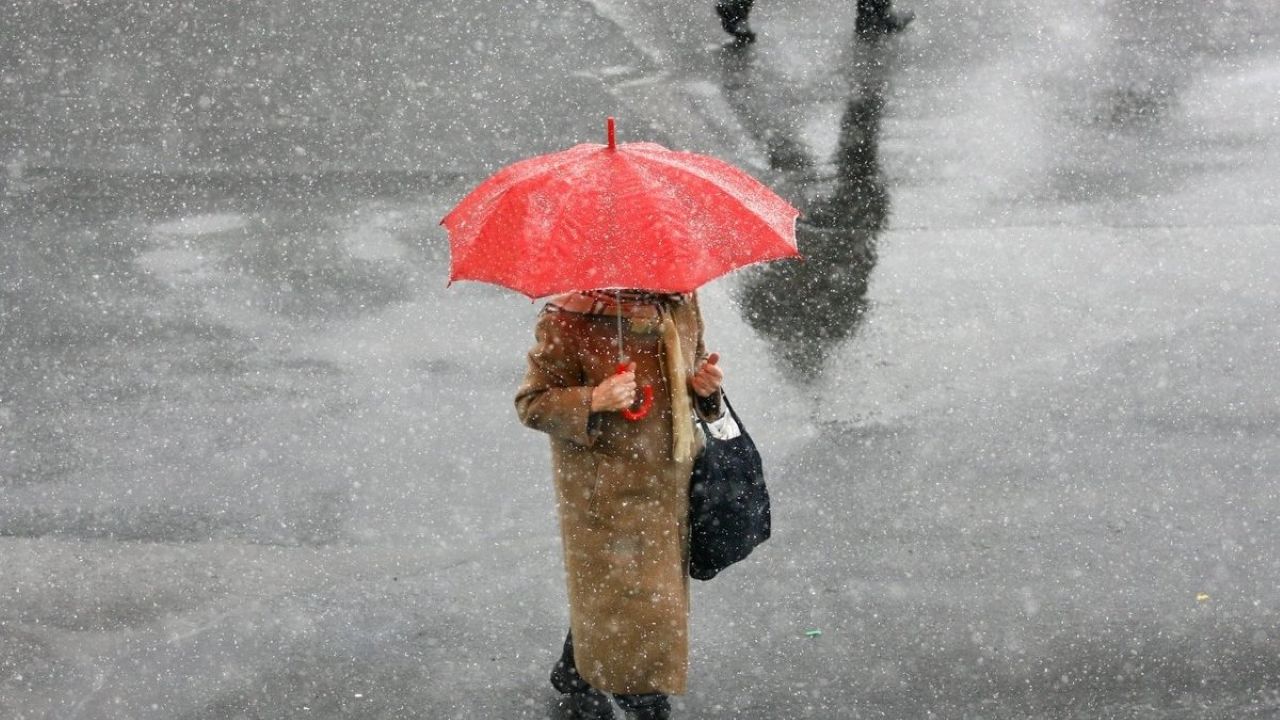 Сегодня - местами дождь, а в воскресенье ожидается буря с дождем и градом