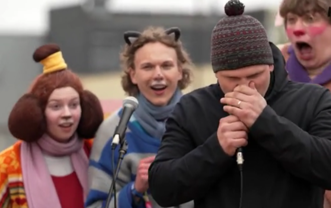 участники конкурса имитируют визг поросенка на ярмарке в Тарту необычный чемпионат в Эстонии