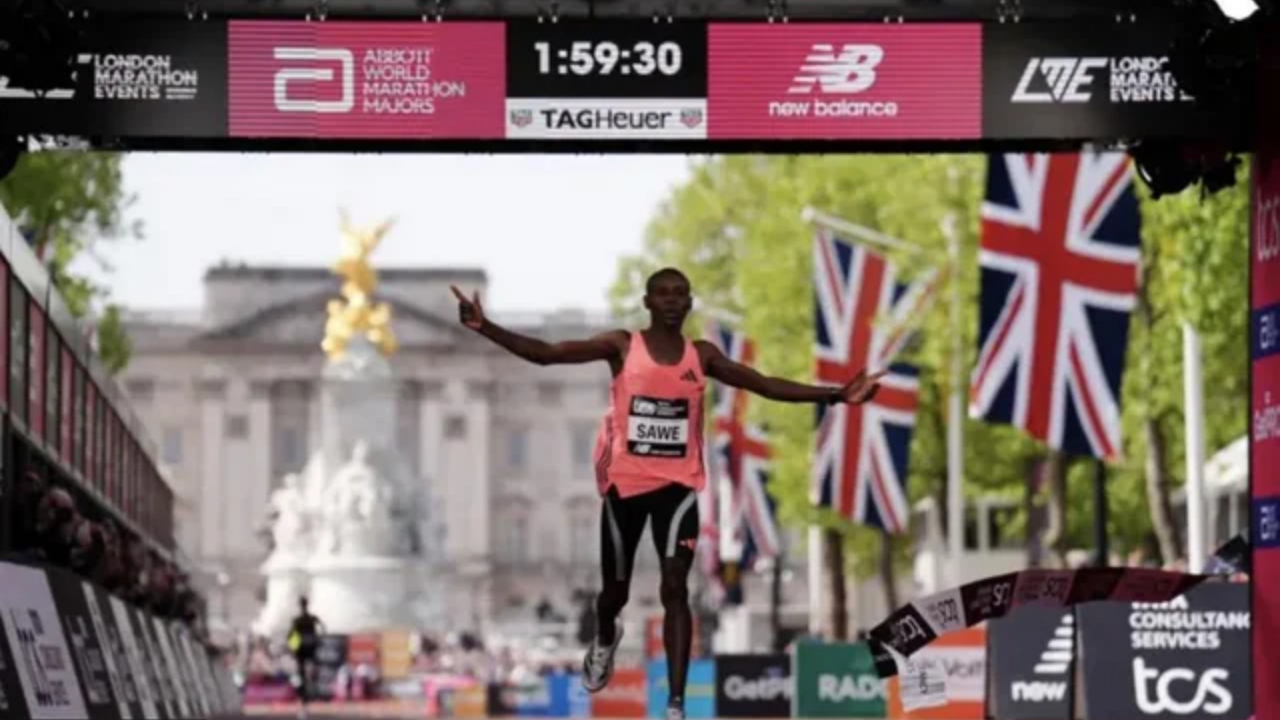Себастьян Саве финиширует на Лондонском марафоне 2026 устанавливая мировой рекорд быстрее двух часов