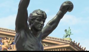статуя Рокки Бальбоа у музея Филадельфии туристы на ступенях культовый символ фильма Рокки