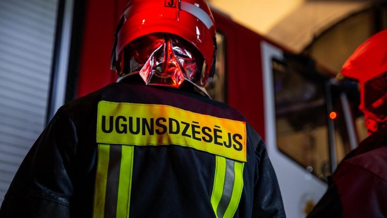 Пожар в Даугавгриве: при возгорании в многоквартирном доме пострадали два человека