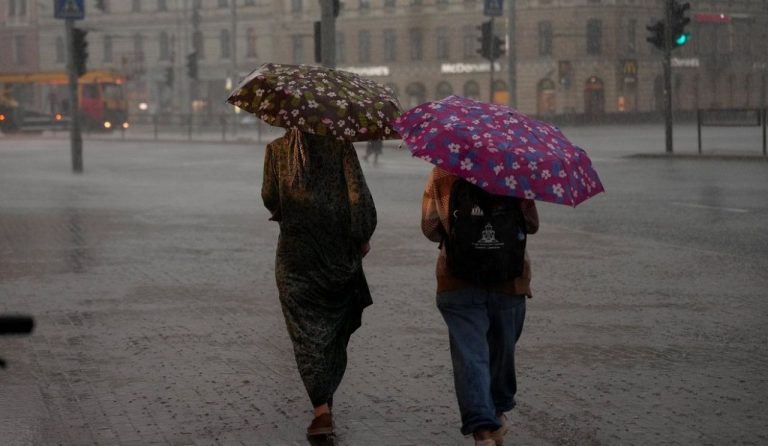 Во вторник в Латвии сохранится прохладная и ветреная погода: возможны снег и град