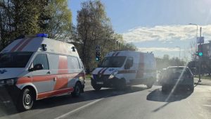 Погоня в Елгаве: 13-летний водитель на BMW протаранил забор и пытался сбежать