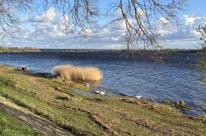Во вторник в Латвии сохранится прохладная и ветреная погода: возможны снег и град