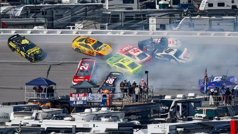 Массовая авария на гонке NASCAR в Алабаме: на трассе столкнулись 27 машин