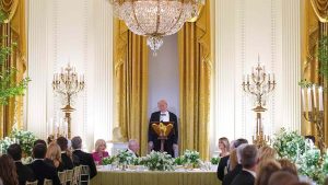 Трамп похлопал короля по плечу: видео с «нарушением протокола» обсуждают в сети