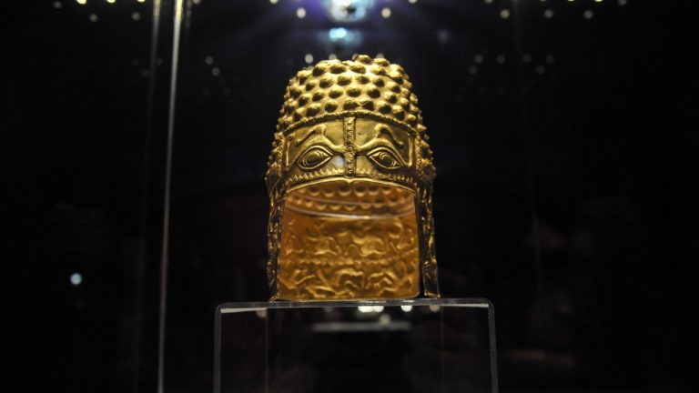 В Нидерландах через год поисков нашли украденный золотой шлем возрастом 2500 лет