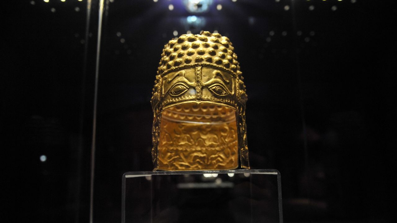 В Нидерландах через год поисков нашли украденный золотой шлем возрастом 2500 лет