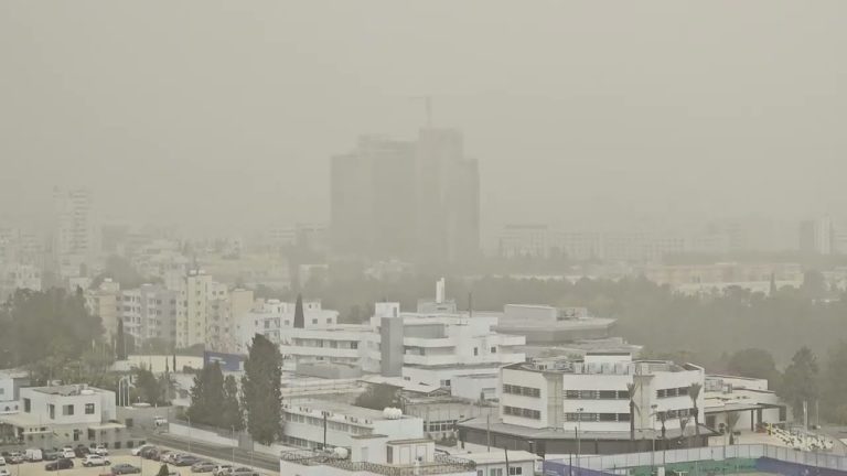 Красная тревога на Кипре: пылевое облако из Сахары накрыло остров