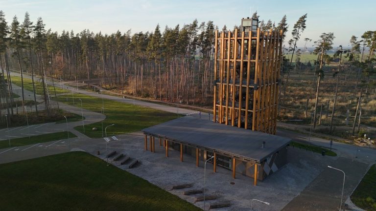 В Тервете открыли 25-метровую смотровую башню и современный туристический центр