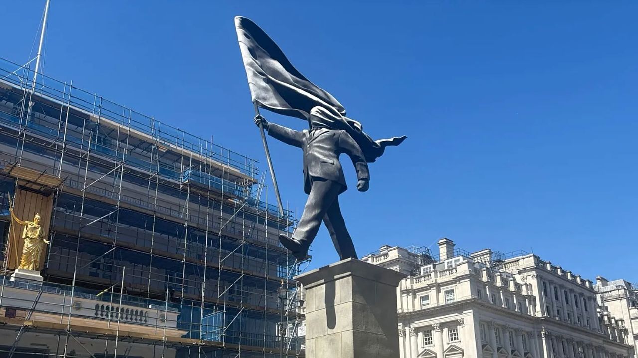 В центре Лондона появилась загадочная политическая скульптура, подписанная Бэнкси