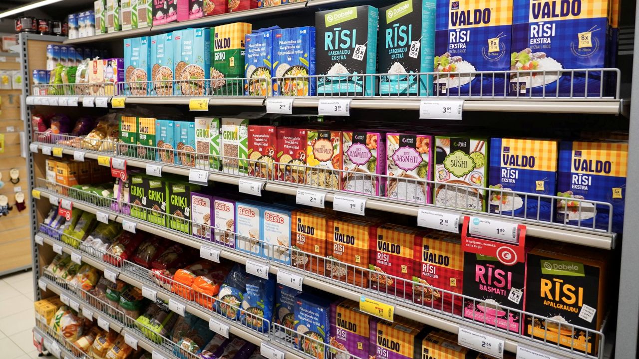 В Латвии обсудят инициативу продажи в магазинах продуктов без указания страны производителя и истекшим сроком годности