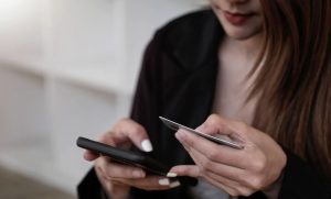 Цены на топливо меняют привычки: каждый четвёртый житель Латвии стал реже пользоваться авто