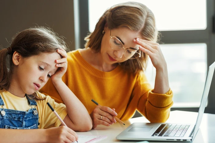 ребёнок делает домашнее задание без давления родителей - психологический метод выбора