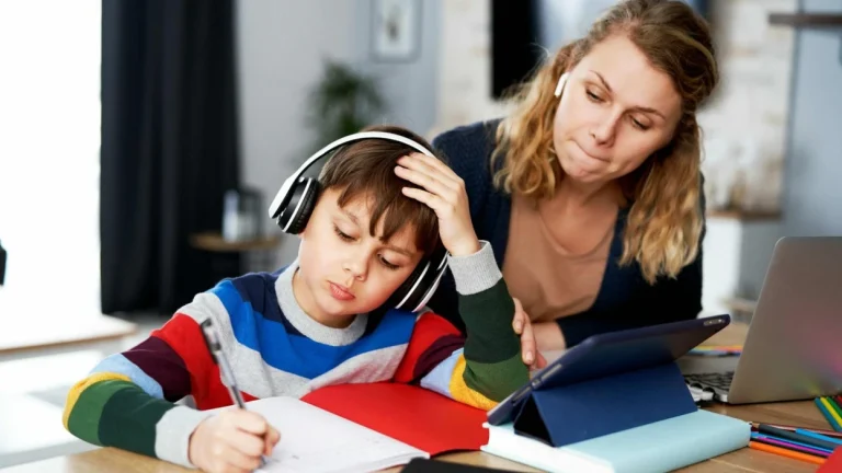 ребёнок делает домашнее задание без давления родителей — психологический метод выбора