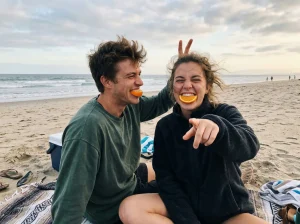 Пара влюблённых, которые понимают друг друга без слов и смотрят друг на друга с теплотой