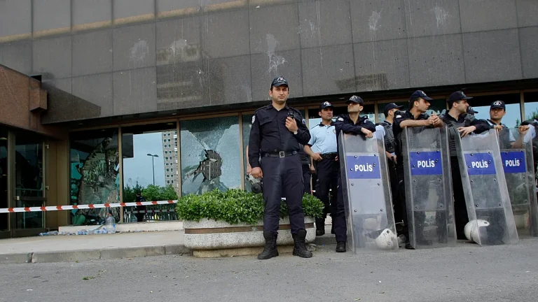 Стрельба у израильского консульства в Стамбуле: один нападавший убит, двое задержаны