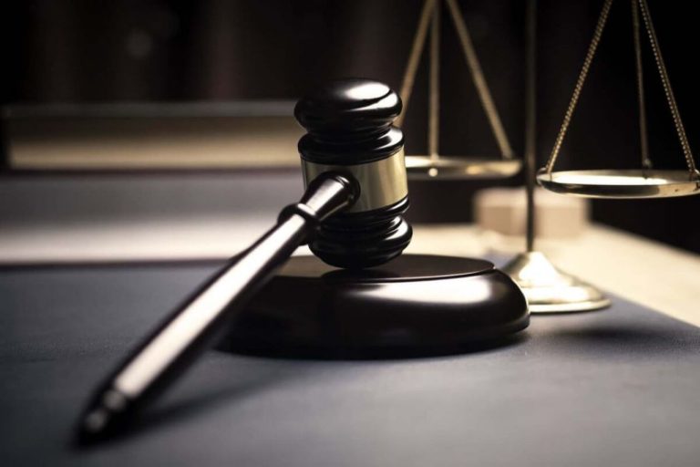 «Опустите оружие, у вас под ногами бомба»: мужчина из Саласпилса получил более года тюрьмы за угрозы полицейским