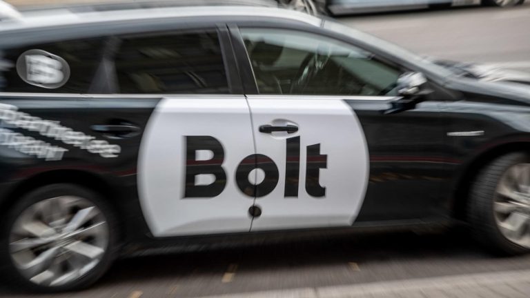 Таксисты против Bolt: в понедельник в трех городах Латвии пройдет масштабная акция