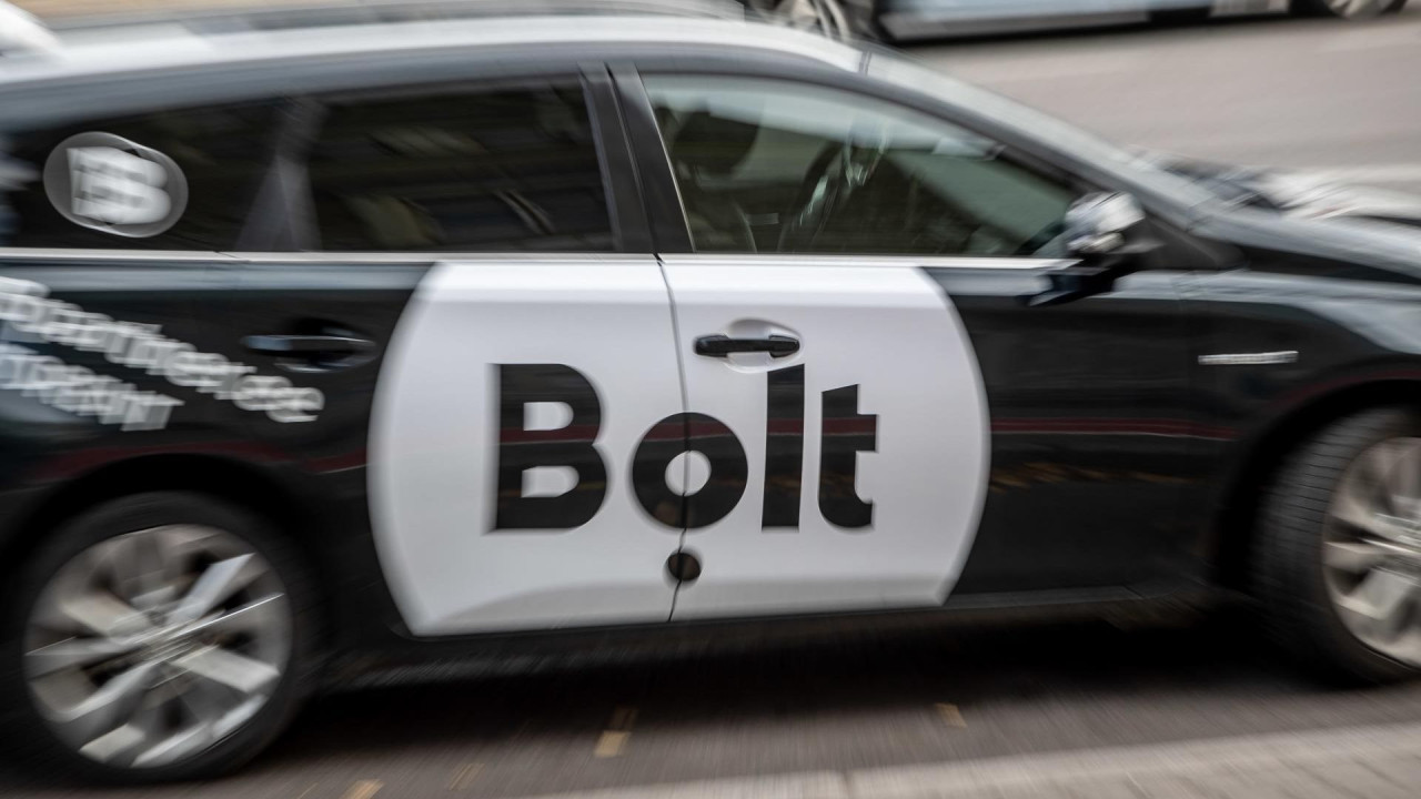 Таксисты против Bolt: в понедельник в трех городах Латвии пройдет масштабная акция