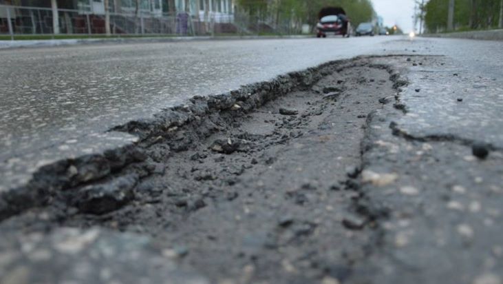 Почти половина местных дорог в Латвии находятся в плохом или очень плохом состоянии