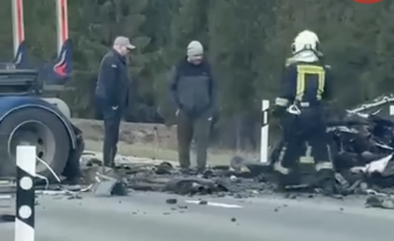 Смертельное столкновение Audi и грузовика полностью парализовало движение на шоссе Рига–Сигулда