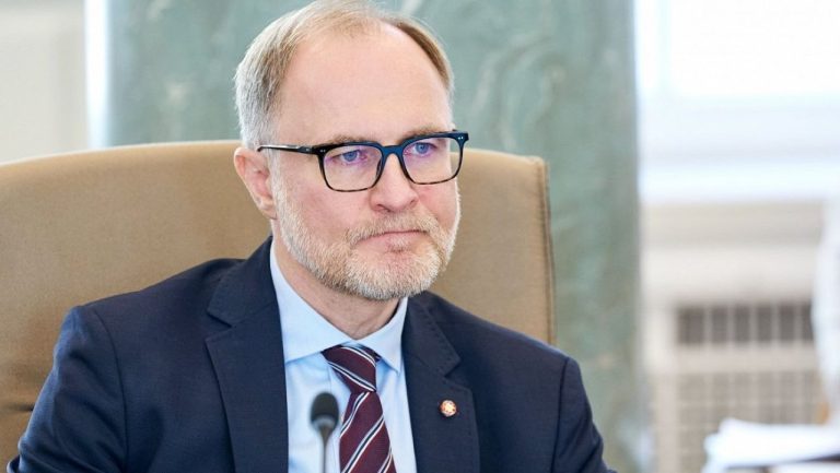 Министр обороны Андрис Спрудс ушел в отставку: кто его заменит