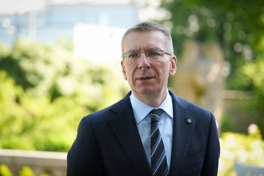 «Мама остаётся с нами всегда»: президент Латвии Эдгар Ринкевич трогательно поздравил женщин с Днём матери