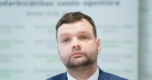 В транспорте Риги хотят разрешить платить банковской картой: как это будет работать