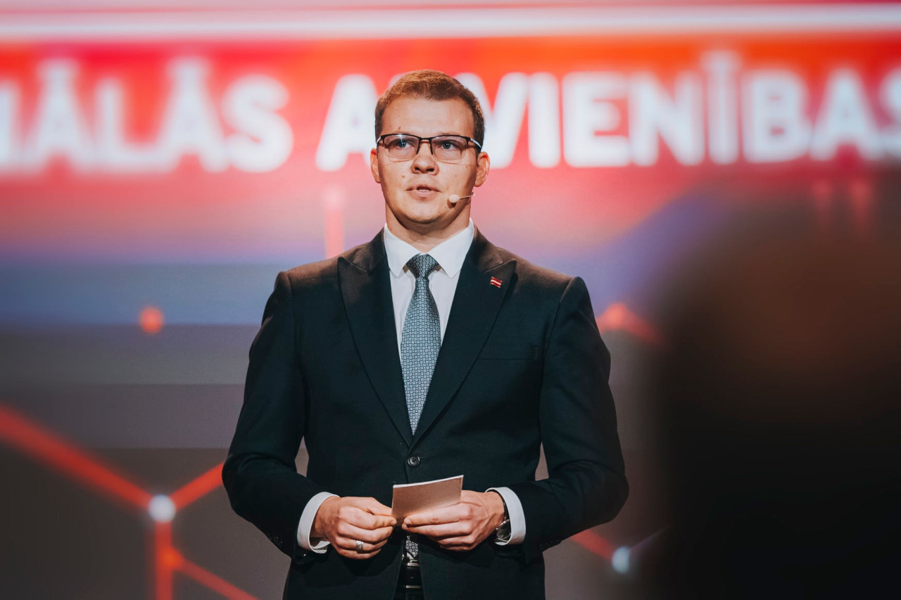 Лидер Национального объединения Райвис Дзинтарс решил сменить политическую трибуну на кабинет психотерапевта
