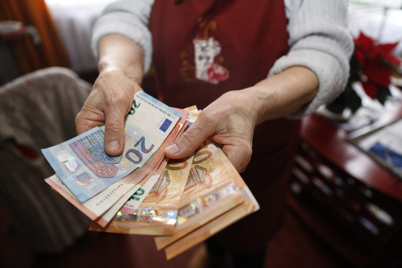 Полиция нашла девушку, плюнувшую на старушку 16 марта