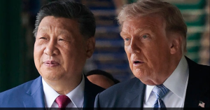 Дональд Трамп и Си Цзиньпин гуляют по закрытому саду Чжуннаньхай в Пекине во время дипломатической встречи