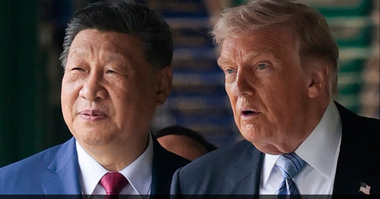 Дональд Трамп и Си Цзиньпин гуляют по закрытому саду Чжуннаньхай в Пекине во время дипломатической встречи