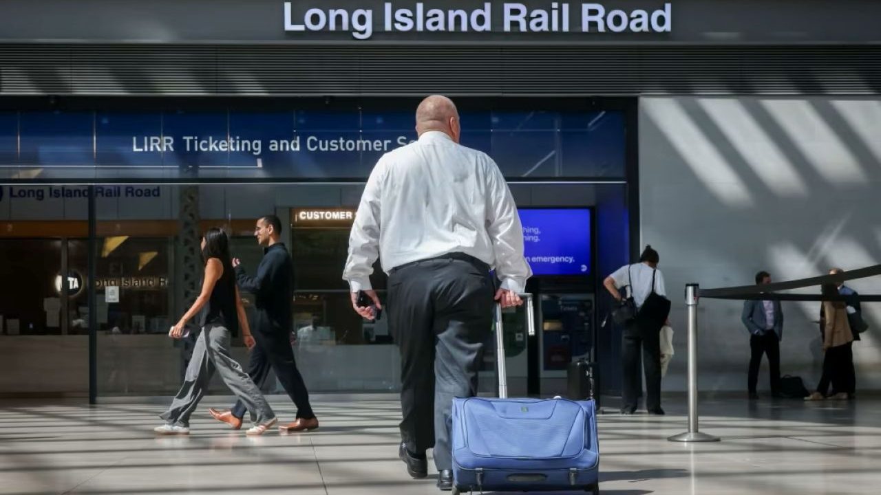 В Нью-Йорке бастуют работники железной дороги Long Island Rail Road - впервые за 32 года