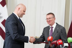 Субботние забеги уже ограничили движение в центре Риги а завтра город закроют полностью